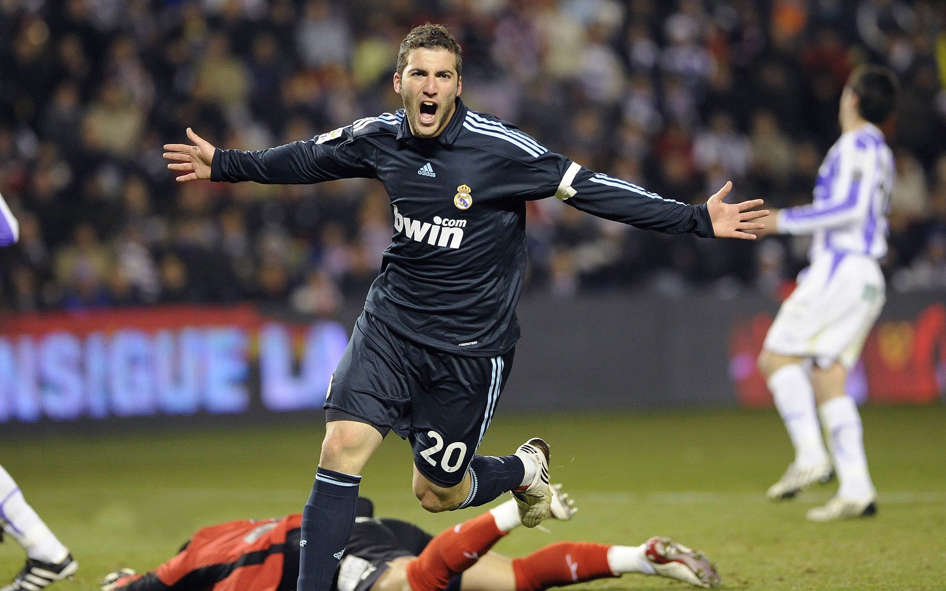 开云官网2026-乔治关键三分定乾坤，湖人逆转掘金挺进争冠战